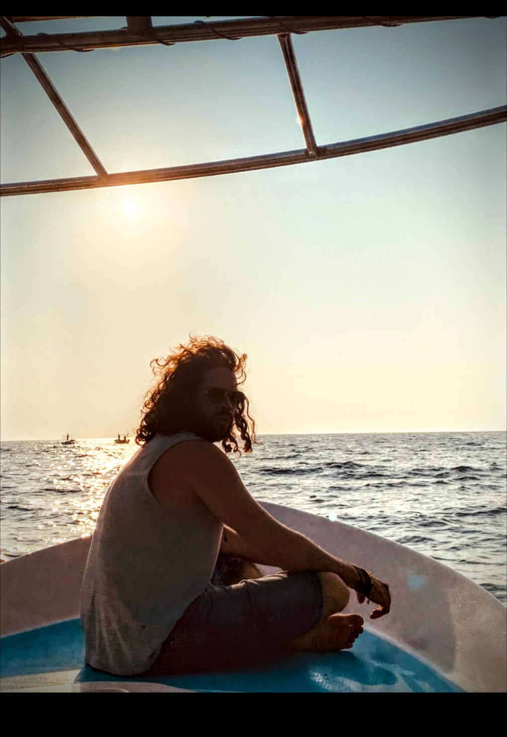 Founder auf einem Boot bei Sonnenuntergang